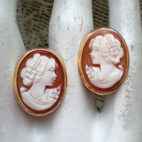 Vintage 14K 585 Yellow Gold Carved Shell Lady Cameo Omega Back Pierced Earrings